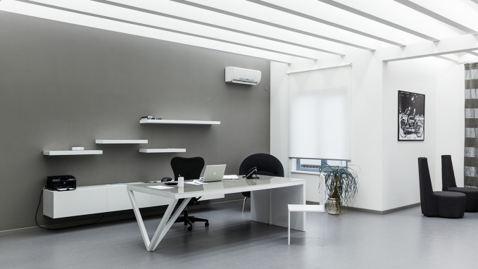 Ребристая структура потолка дала возможность создать комфортный для офиса режим искусственного освещения и сохранить солидную высоту пространства.