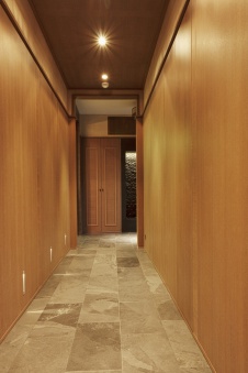Фото интерьера коридора квартиры в эко стиле