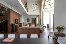 Фото интерьера столовой дома в современном стиле