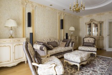 Фото интерьера гостиной квартиры в стиле неоклассика