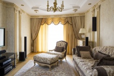 Фото интерьера гостиной квартиры в стиле неоклассика