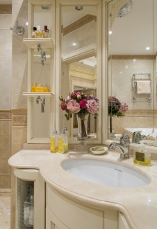 Фото интерьера санузла квартиры в стиле неоклассика