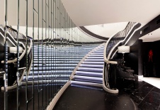 Фото интерьера лестницы ресторана в стиле неоклассика