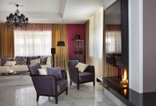 Фото интерьера каминной небольшого дома в стиле фьюжн