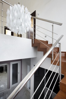 Фото интерьера лестницы небольшого дома в стиле фьюжн