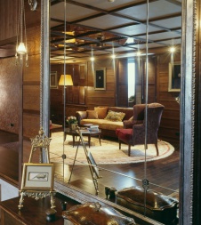 Фото интерьера гостиной частного клуба в стиле фьюжн