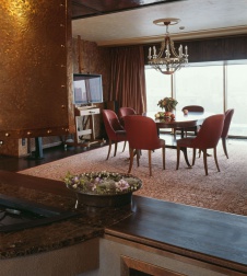 Фото интерьера столовой частного клуба в стиле фьюжн