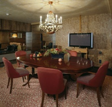 Фото интерьера столовой частного клуба в стиле фьюжн