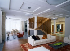 Фото интерьера гостиной двухэтажного дома в современном стиле
