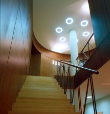 Фото лестницы двухэтажного дома в современном стиле