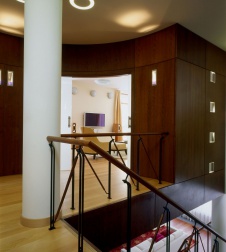 Фото интерьера внутреннего холла двухэтажного дома в современном стиле