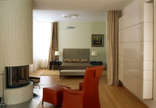 Фото интерьера спальни двухэтажного дома в современном стиле