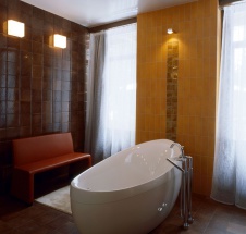 Фото интерьера санузла двухэтажного дома в современном стиле