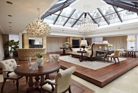 Роскошный особняк в классике со световым фонарем в спальне