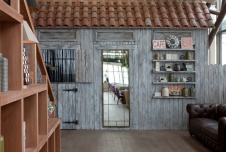 Фото интерьера гардероба панорамного ресторана