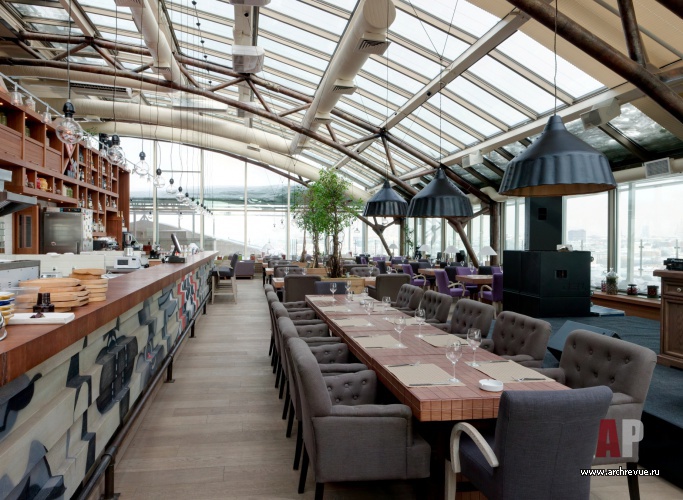 Фото интерьера основного зала панорамного ресторана