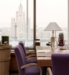 Фото интерьера основного зала панорамного ресторана