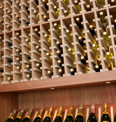 Фото интерьера основного зала панорамного ресторана