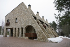 Фото фасада гостевого дома в нормандском стиле