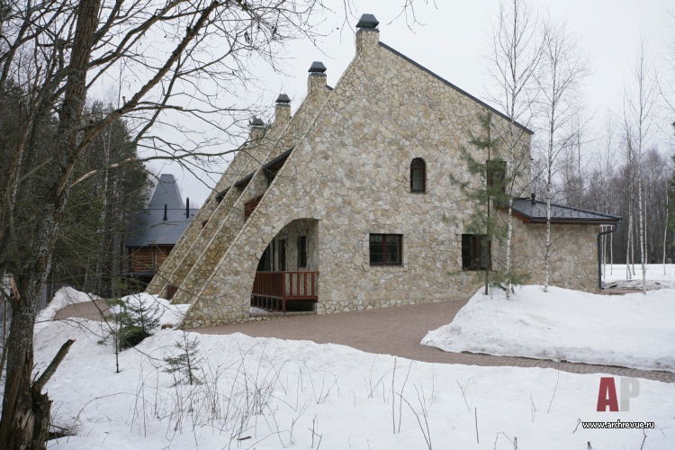 Фото фасада гостевого дома в нормандском стиле