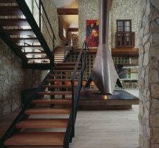 Фото лестницы зоны гостевого дома в нормандском стиле