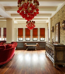 Фото интерьера гостиной трехэтажного дома в стиле фьюжн