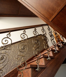 Фото лестницы трехэтажного дома в стиле фьюжн