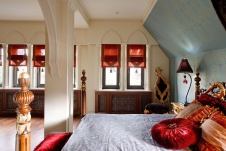 Фото интерьера спальни трехэтажного дома в стиле фьюжн