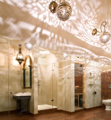 Фото интерьера сауны трехэтажного дома в стиле фьюжн