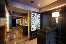 Фото интерьера входной зоны ресторана в стиле китч