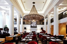 Фото интерьера зала ресторана в стиле китч