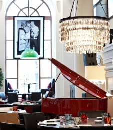 Фото интерьера зала ресторана в стиле китч