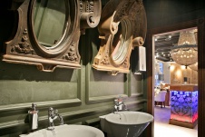 Фото интерьера санузла ресторана в стиле эклектика