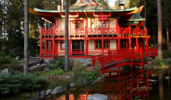 Двухэтажный японский дом в усадьбе