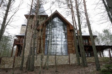 Фото фасада дома из дерева и камня в стиле эклектика