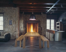 Фото интерьера столовой дома из дерева и камня в стиле эклектика