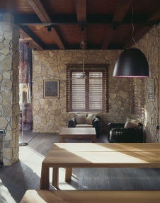 Фото интерьера столовой дома из дерева и камня в стиле эклектика