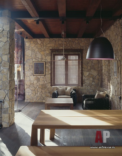 Фото интерьера столовой дома из дерева и камня в стиле эклектика