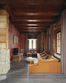 Фото интерьера домашнего кинотеатра дома из дерева и камня в стиле эклектика