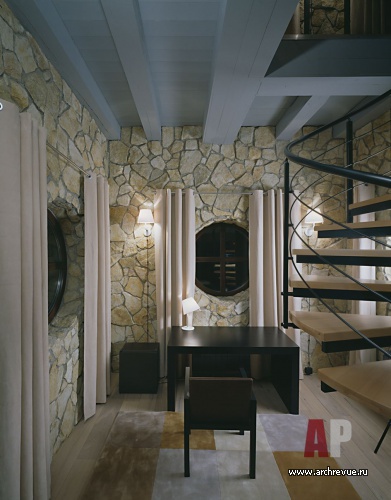 Фото интерьера кабинета дома из дерева и камня в стиле эклектика