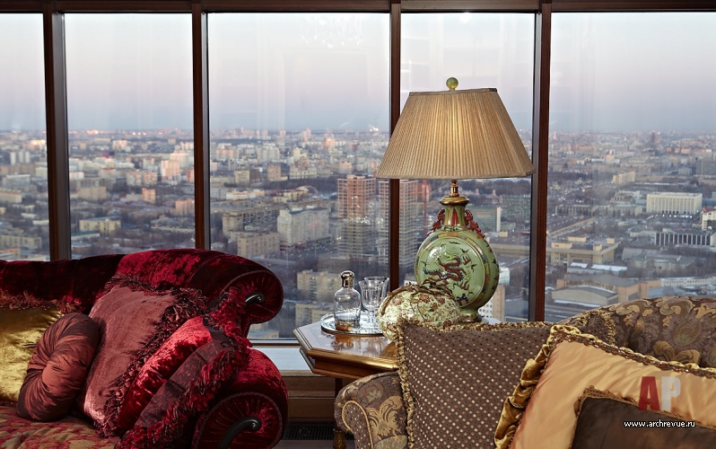 Фото интерьера гостиной пентхауса в классике 