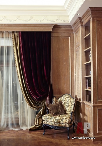 Фото фрагмента гостиной в классике. Двухслойные гардины выполнены из бордового бархата и золотого атласа. Поставщик Provasi. 