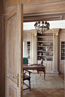 Фото интерьера кабинета пентхауса в классике 