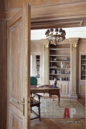 Фото интерьера кабинета пентхауса в классике 