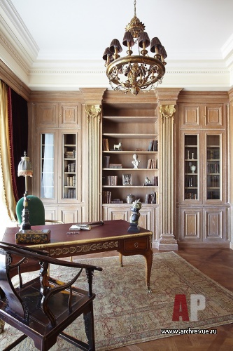 Фото интерьера библиотеки пентхауса в классике 