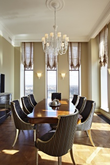 Фото интерьера столовой пентхауса в классике 