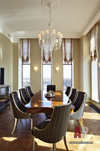 Фото интерьера столовой пентхауса в классике 