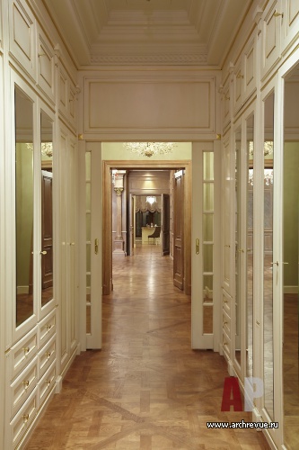 Фото интерьера гардеробной пентхауса в классике 