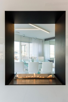 Фото интерьера каминной квартиры в стиле минимализм