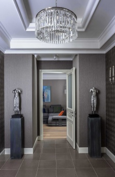 Фото интерьера входной зоны квартиры в стиле неоклассика